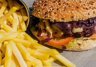 Hausgemachter Burger mit Pommes frites, serviert am Pool